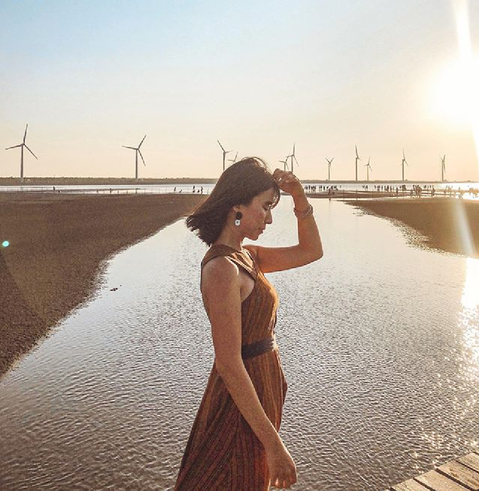 高美濕地:高美濕地是目前台中地區最熱門的景點之一,由於泥質及沙質灘地兼具,加上與河口沼澤地帶鑲嵌在一起,所以孕育了豐富又複雜的濕地生態, 以及目前所知全臺灣最大族群的雲林莞草區,形成乾濕相間伴有植物生長的複雜地形。到了黃昏可以看見夢幻的夕陽,足浴Tea Time 拼車遊 吸引許多攝影愛好者在這等候捕捉美麗的夕陽,就怕錯過好時機,在高美濕地可以隨著木棧道走下去觀察生態又不會破壞到招潮蟹跟雲林莞草。