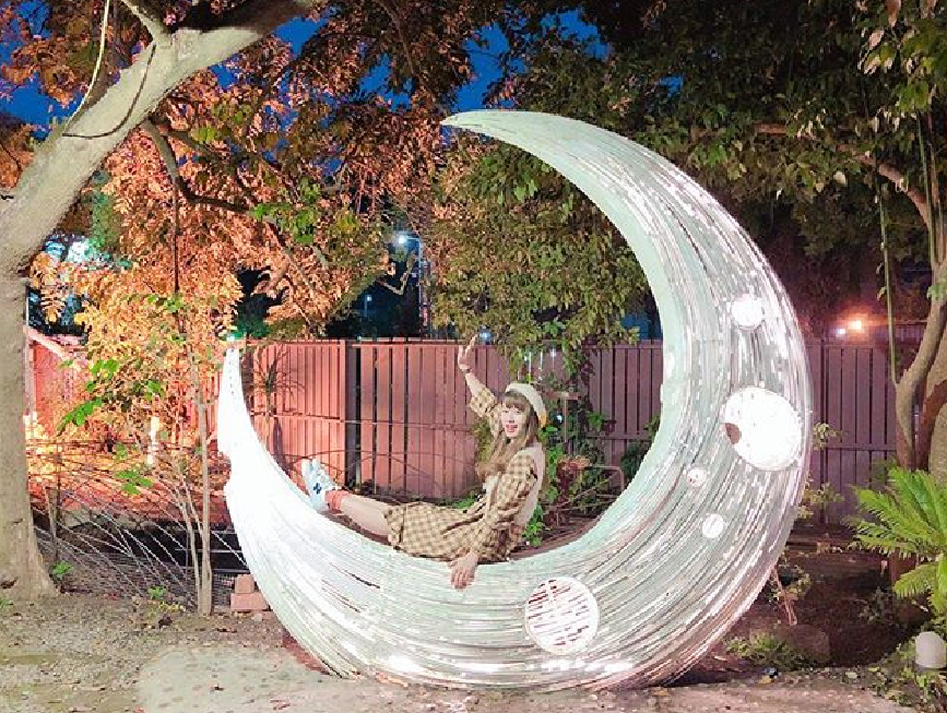 大坑紙箱王創意園區:紙箱王創意園區中的作品都是用紙創造出來的,包括餐廳的椅子跟餐具也是,園區還有提供各式各樣的DIY活動,像是香皂、 黏土和紙類藝術品,獨特的創意吸引很多遊客前來,還可以體驗松鼠和蘑菇樹屋溜滑梯、觀景步道、搭乘用紙做的小火車。