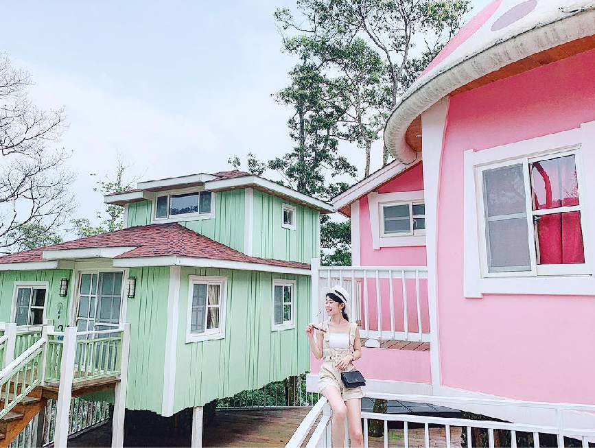 苗栗蘇維拉莊園:園區內有很多夢幻森林樹屋還有超可愛的蘑菇屋!!還有最吸引許多不管是大人還是小孩都愛的森林超長溜滑梯跟侏儸紀大恐龍,在戶外還有規劃小朋友最愛的 沙池區,園區下方還有瀑布以及3D彩繪圖。