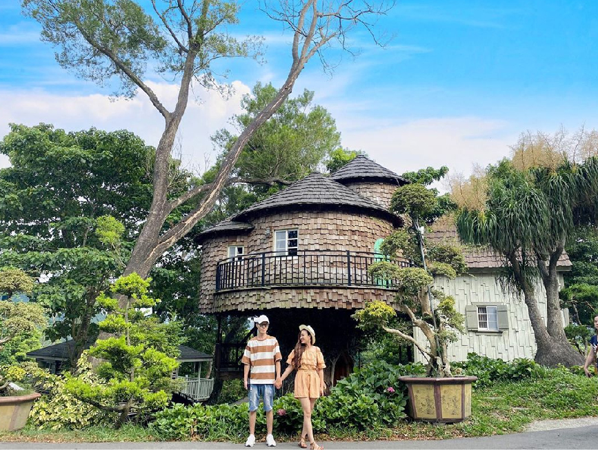 苗栗蘇維拉莊園:園區內有很多夢幻森林樹屋還有超可愛的蘑菇屋!!還有最吸引許多不管是大人還是小孩都愛的森林超長溜滑梯跟侏儸紀大恐龍,在戶外還有規劃小朋友最愛的 沙池區,園區下方還有瀑布以及3D彩繪圖。