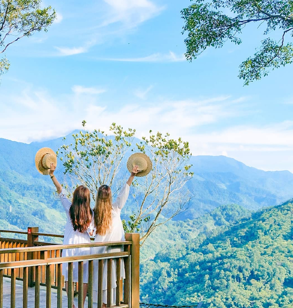 苗栗蘇維拉莊園:園區內有很多夢幻森林樹屋還有超可愛的蘑菇屋!!還有最吸引許多不管是大人還是小孩都愛的森林超長溜滑梯跟侏儸紀大恐龍,在戶外還有規劃小朋友最愛的 沙池區,園區下方還有瀑布以及3D彩繪圖。