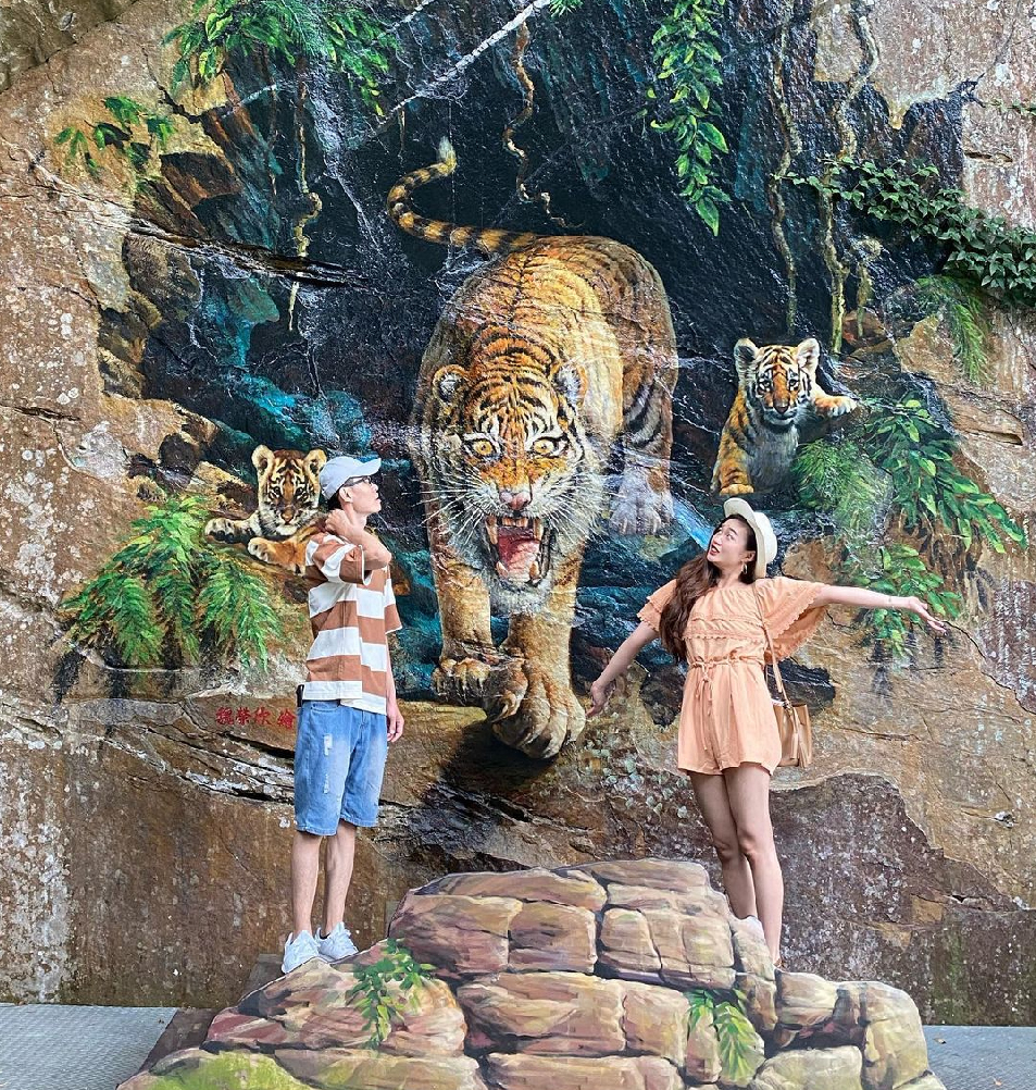 苗栗蘇維拉莊園:園區內有很多夢幻森林樹屋還有超可愛的蘑菇屋!!還有最吸引許多不管是大人還是小孩都愛的森林超長溜滑梯跟侏儸紀大恐龍,在戶外還有規劃小朋友最愛的 沙池區,園區下方還有瀑布以及3D彩繪圖。