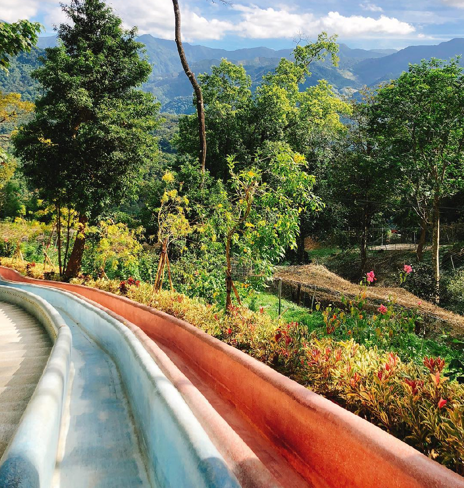 苗栗蘇維拉莊園:園區內有很多夢幻森林樹屋還有超可愛的蘑菇屋!!還有最吸引許多不管是大人還是小孩都愛的森林超長溜滑梯跟侏儸紀大恐龍,在戶外還有規劃小朋友最愛的 沙池區,園區下方還有瀑布以及3D彩繪圖。