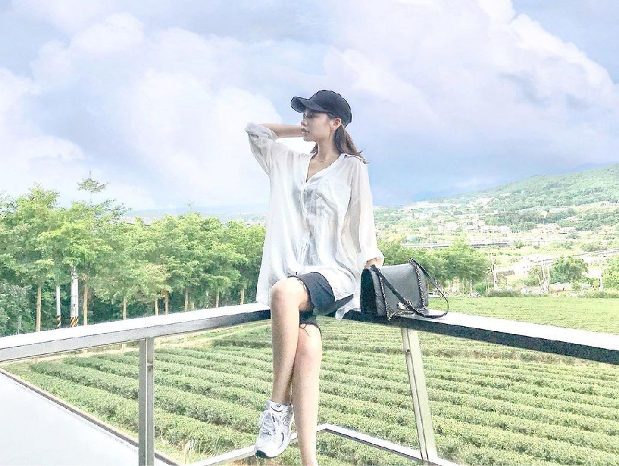 苗栗銅鑼茶廠:銅鑼茶廠隸屬於台灣農林股份有限公司北、中、南五座茶廠其中之一,茶園總面積約有30公頃,地處丘陵台地, 屬酸性粘質紅泥土壤,日夜溫差大濕度高,所生長的茶葉厚實茶香濃郁,以自然農法、有機栽種是一座著重生態環保永續的茶園。