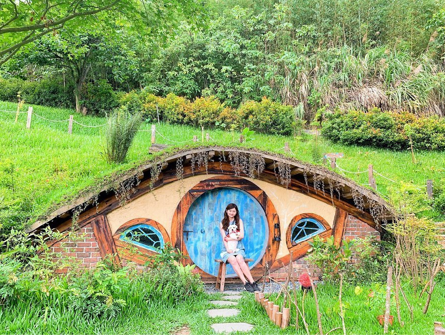 苗栗哈比丘莊園:哈比丘莊園隱藏在苗栗銅鑼鄉,在園區有許多夢幻的哈比屋!彷彿就像是置身在魔戒電影裡的場景,讓你不用飛到紐西蘭在這就能跟超可愛的 哈比屋拍照,在園區還有超刺激的山谷盪鞦韆可以一邊盪鞦韆一邊欣賞美麗的山景,還有眺望台及吊床等你來體驗。